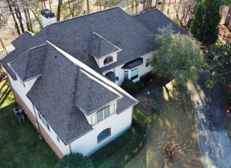 Image of a white house with newly replaced gray shingled roof in Bremen Georgia