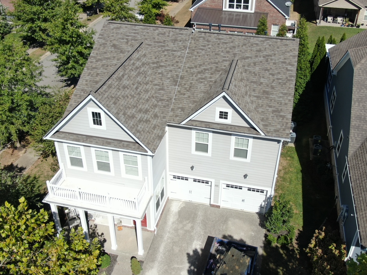 Photo of a Franklin roof having the shingles replaced.